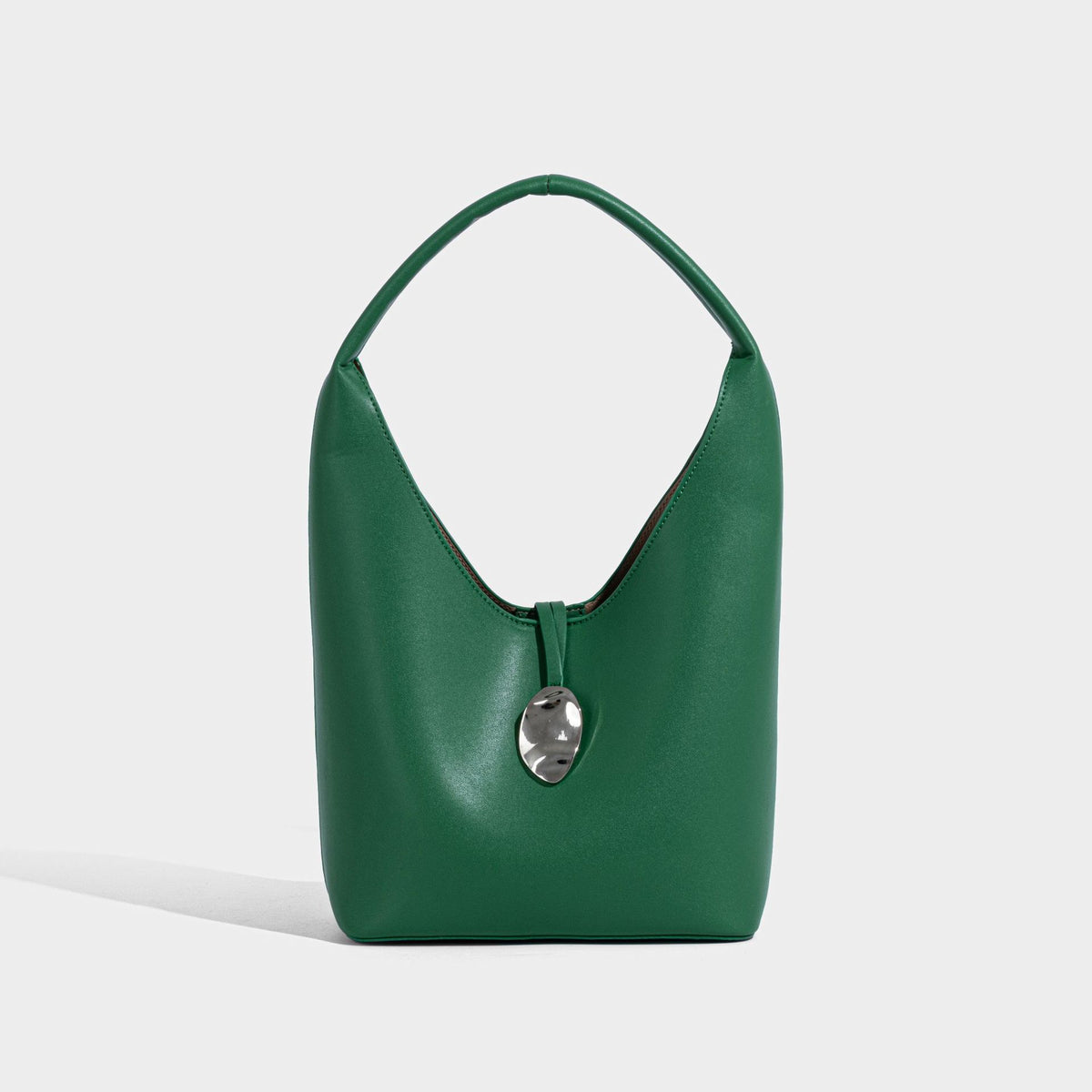 Glatte, matte Hobo-Schultertasche in Lederoptik mit gewölbtem oberen Griff und silberfarbenem ovalem Anhänger, Detailansicht 3