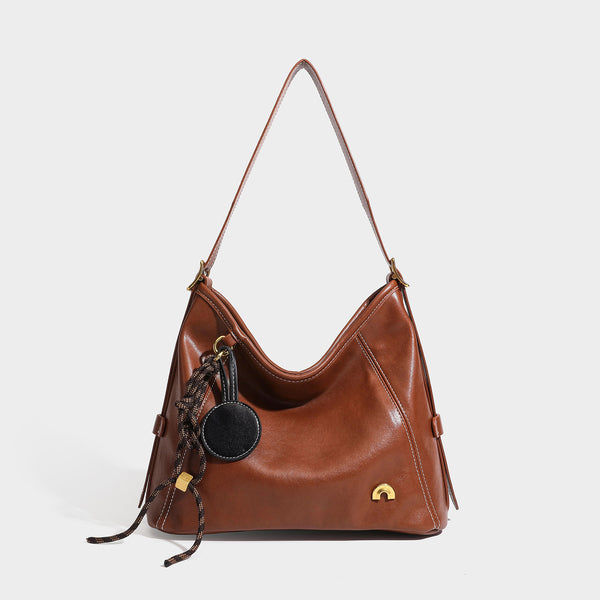 Lässig geformte Hobo-Schultertasche aus glatter Lederoptik mit kontrastierenden Ziernähten, Beschlägen in Antikgoldoptik und, Detailansicht