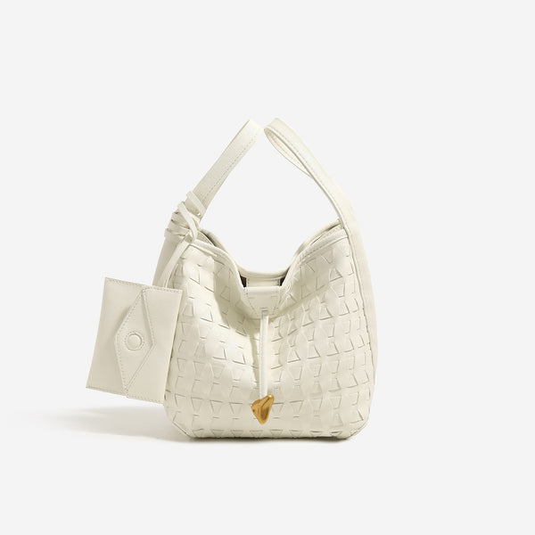 Cremefarbene Beuteltasche mit geprägtem geometrischem Dreiecksmuster, schmalem Schulterriemen, Dreiecksanhänger in Goldoptik und abnehmbarer Mini-Tasche mit Druckknopf