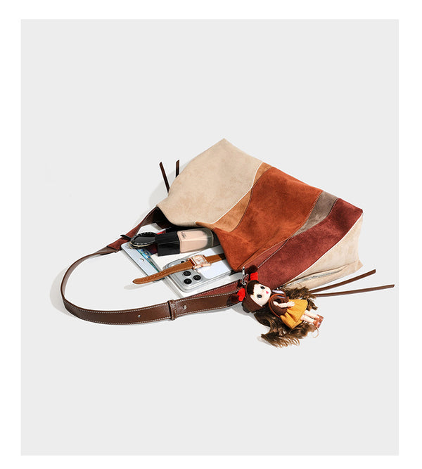 Weich fallende Patchwork-Tote in Braun, Rost, Camel und Beige mit Partien in Velourslederoptik, Besatz in Lederoptik und verstellbarem Schulterriemen