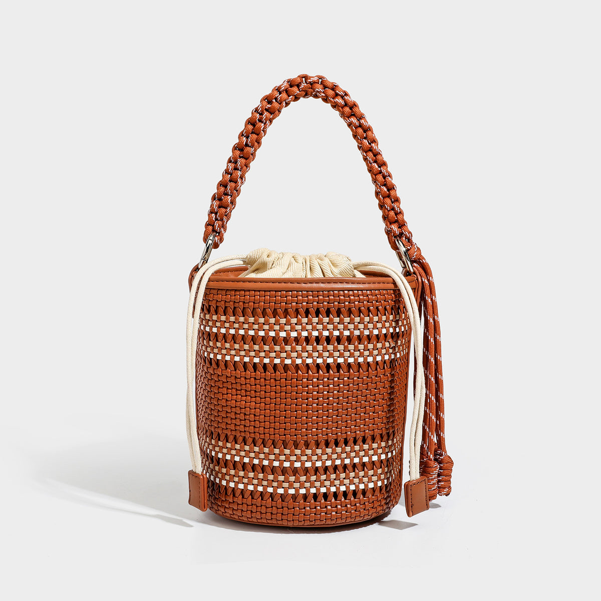 Zylindrische, handgeflochtene Beuteltasche mit geflochtenem Tragegriff, Kordelzugverschluss, Kordelquasten und Metalldetails, Detailansicht