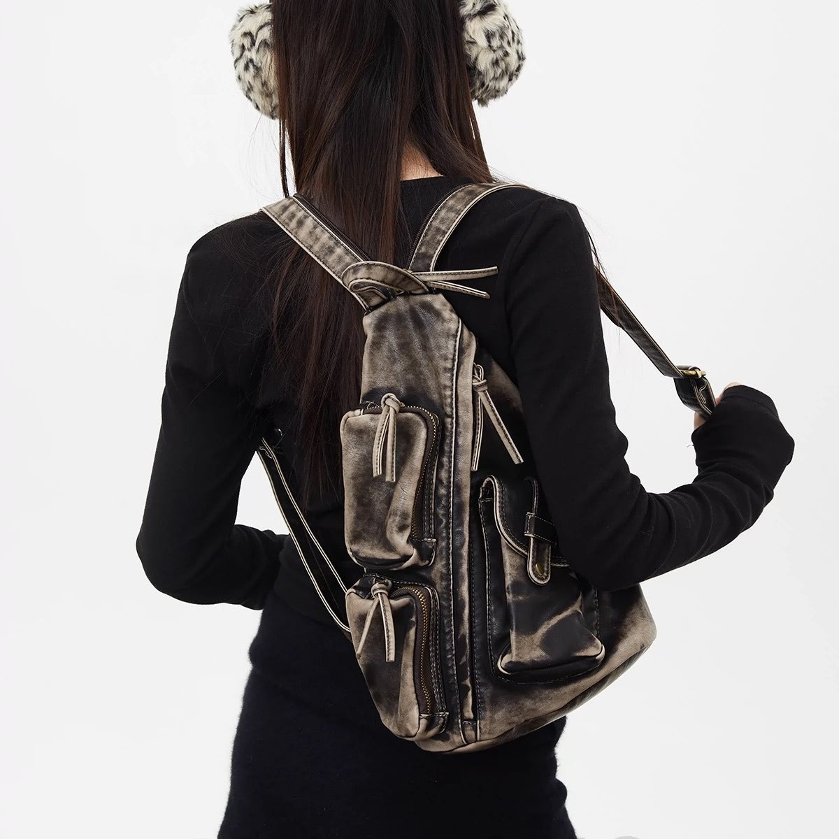 Dreieckiger Sling-Rucksack aus Used-PU in Oliv mit mehreren Reißverschlussfächern, Druckknopfklappe, Beschlägen in Goldoptik und