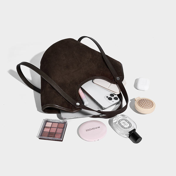 Dunkelbraune matte Hobo-Schultertasche in Velourslederoptik mit geschwungener, oben offener Silhouette, zwei Schulterriemen und abnehmbarem