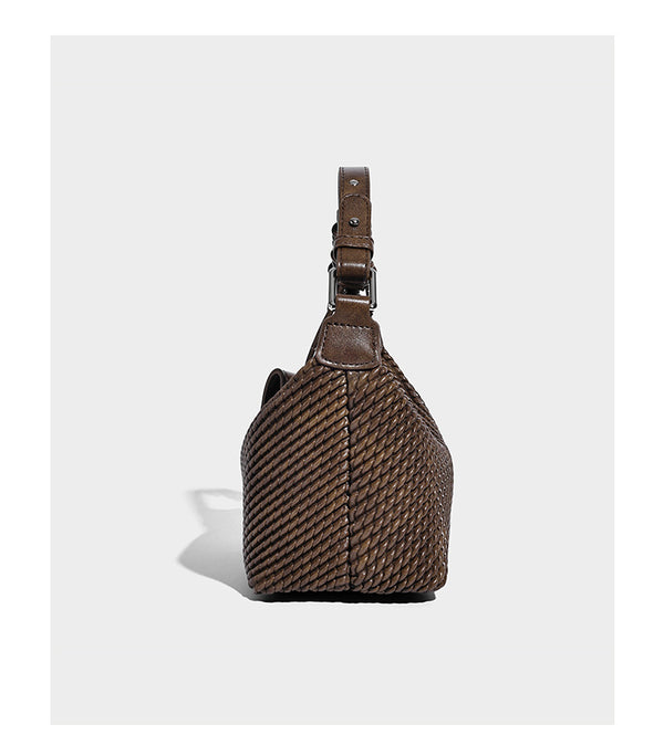 Hobo-Schultertasche in Halbmondform mit Webstruktur, geknotetem Tragegriff, befestigter kleiner Tasche mit Überschlag und verstellbarem Riemen in warmem