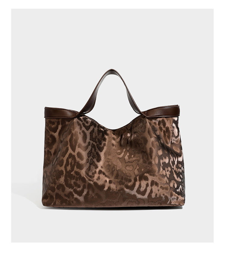 Glänzender Shopper mit Leopardenprint, dunkelbraunen Besätzen in Lederoptik und zwei Tragegriffen, Detailansicht 44