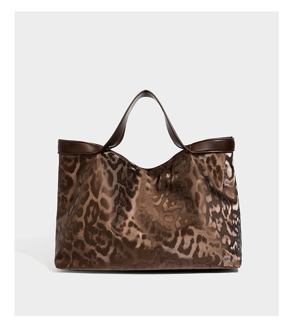 Glänzender Shopper mit Leopardenprint, dunkelbraunen Besätzen in Lederoptik und zwei Tragegriffen, Detailansicht 44