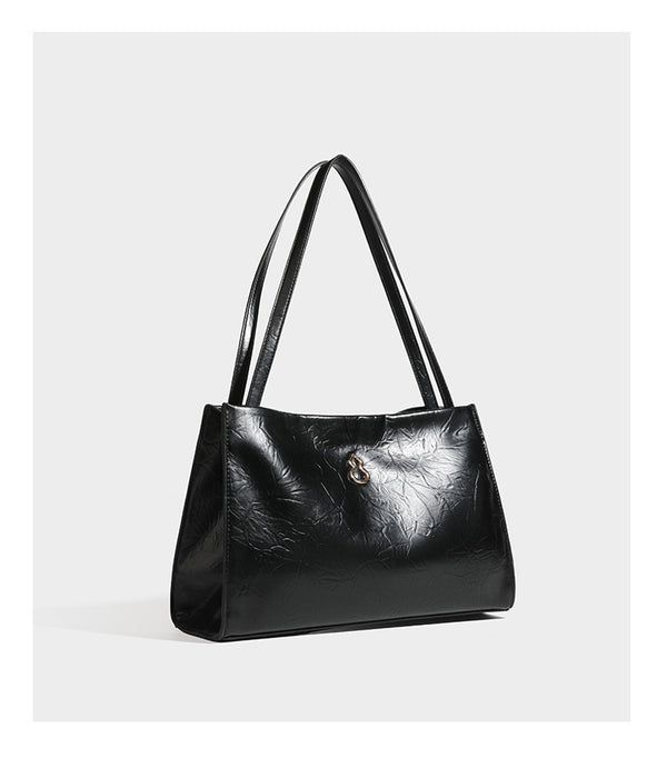Strukturierte, rechteckige Tote-Schultertasche mit glänzender, geknautschter Lederoptik, langen Doppelriemen und goldfarbenem Emblem