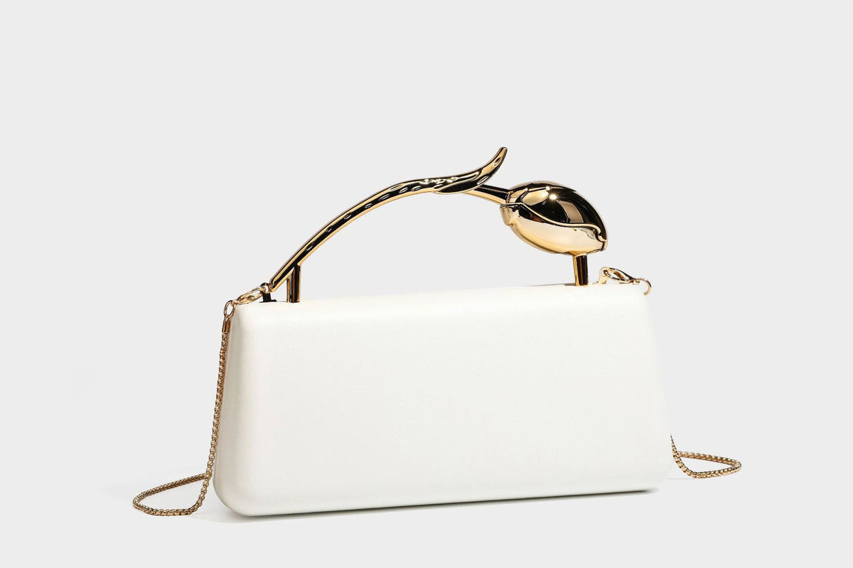 Strukturierte rechteckige Clutch mit goldfarbenem Henkel in Form einer Rosenknospe und abnehmbarem Kettenriemen in Metallic-Optik, Detailansicht