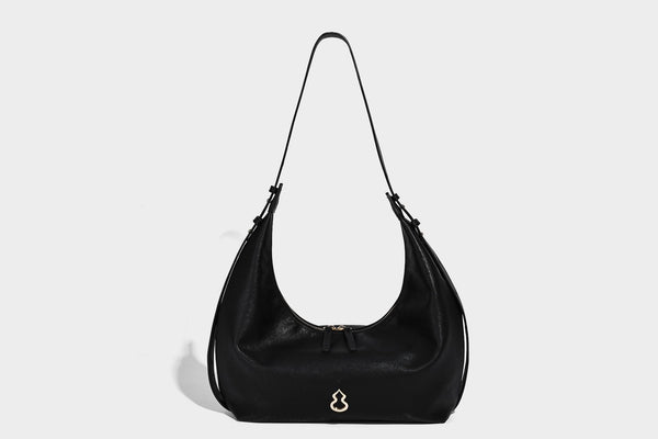 Lässig fallende, sichelförmige Hobo-Schultertasche in glatter dunkelbrauner Lederoptik mit Logo-Anhänger in Goldoptik und verstellbarem Schulterriemen