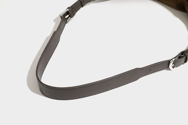 Lässige Hobo-Schultertasche mit matter brauner Wildlederoptik, dunklen glatten Besätzen, Reißverschluss oben und langem, verstellbarem