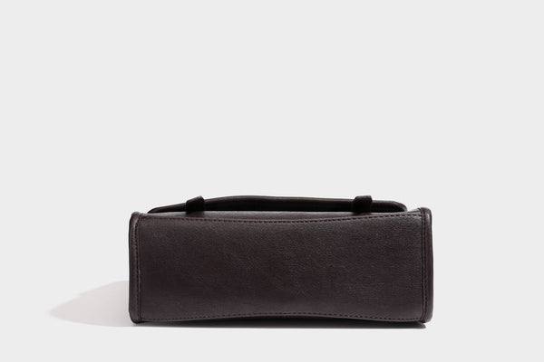 Strukturierte Satchel-Tasche mit Überschlag aus dunkelbrauner, glänzender Lederoptik, kurzem Tragegriff und langem, verstellbarem Schulterriemen