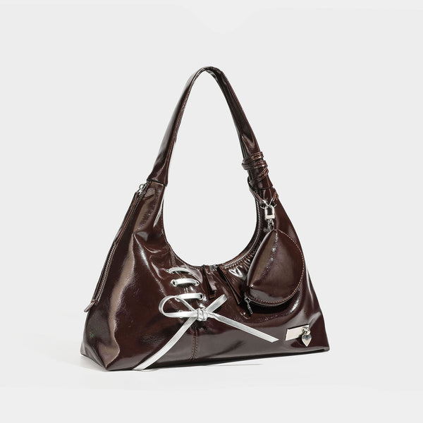 Weich fallende Hobo-Schultertasche mit glänzender Oberfläche in Lederoptik, silberfarbenen Schnürringösen und Schleife aus Ripsband auf der Vorderseite, Vorder