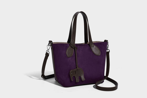 Kleine, strukturierte Tote-Handtasche in Wildlederoptik mit Elefantenanhänger, zwei oberen Tragegriffen und abnehmbarem Crossbody-Riemen, Detailansicht