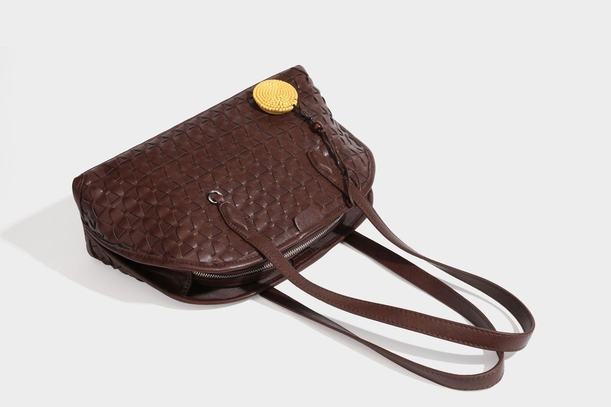 Strukturierte kuppelförmige Schulter-Tote-Bag mit geometrischer Flechtoptik in Lederoptik, langen Doppelriemen, Reißverschluss oben und rundem