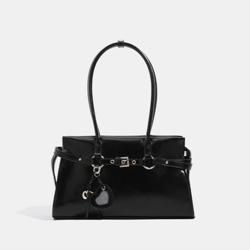 Strukturierte, glänzende trapezförmige Schultertasche mit zwei Henkeln oben, umlaufendem Riemen, silberfarbenem Verschluss und hängendem