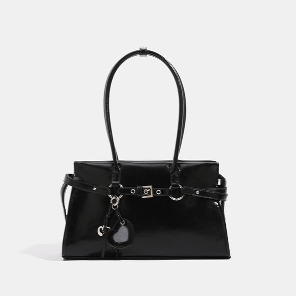 Strukturierte, glänzende trapezförmige Schultertasche mit zwei Henkeln oben, umlaufendem Riemen, silberfarbenem Verschluss und hängendem
