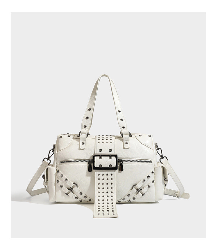 Strukturierte Moto-Satchel mit Nieten, Schnallenriemen, zwei Tragegriffen und abnehmbarem Crossbody-Riemen aus glattem Material mit Detail