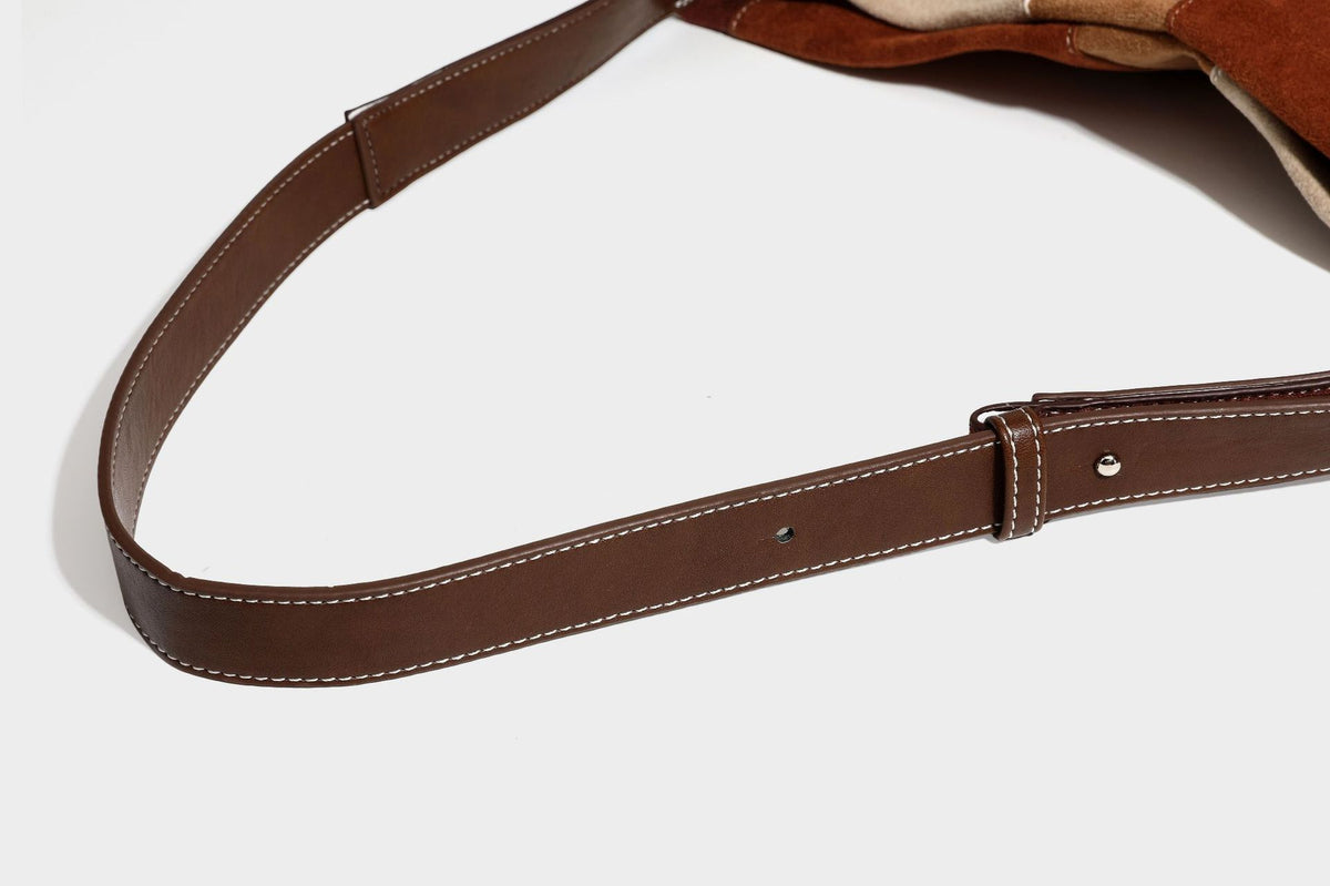 Weich fallende Patchwork-Tote in Braun, Rostrot, Camel und Beige aus Velourslederimitat mit Besatz in Lederoptik und verstellbarem Schulterriemen