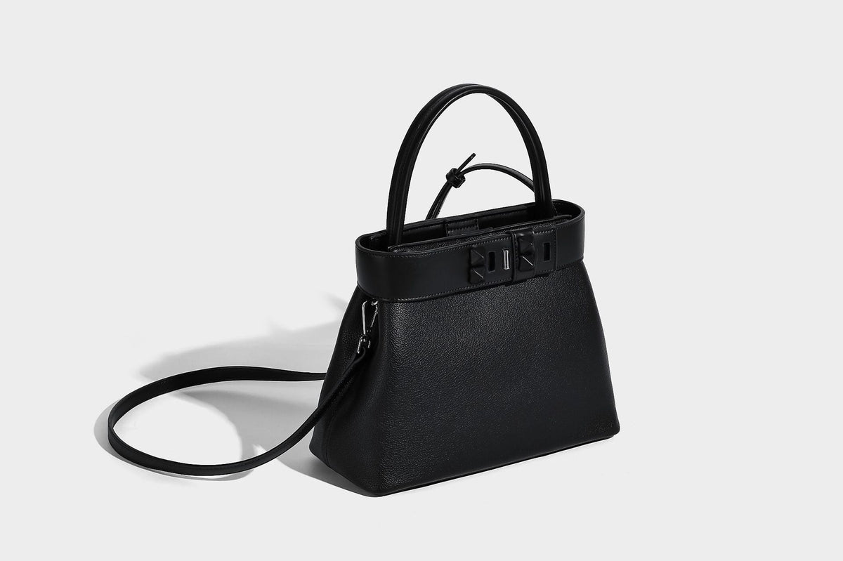 Strukturierte Trapez-Tote-Bag mit oberem Riemen mit Gürtelschnalle, genarbter Lederoptik und silberfarbenen Beschlägen, Detailansicht