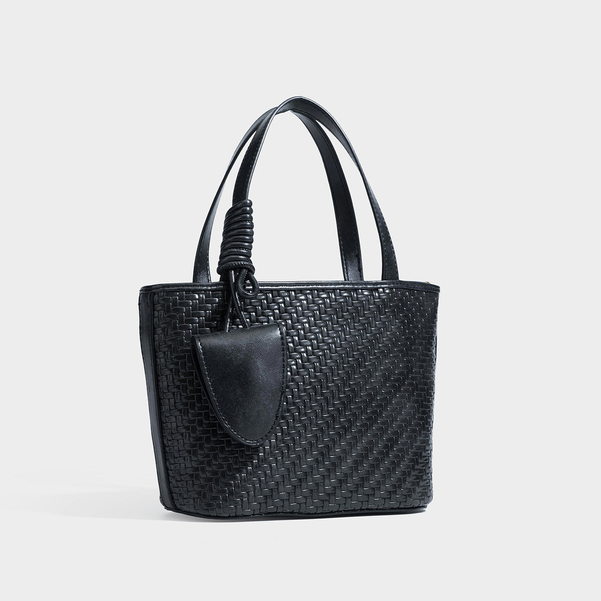 Strukturierte Tote-Bag mit Webstruktur in Braun und goldfarbenen Beschlägen, mit Seil umwickelten Tragegriffen, kleiner Fronttasche sowie, Detailansicht
