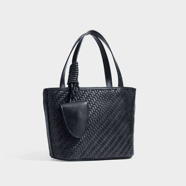 Strukturierte Tote-Bag mit Webstruktur in Braun und goldfarbenen Beschlägen, mit Seil umwickelten Tragegriffen, kleiner Fronttasche sowie, Detailansicht