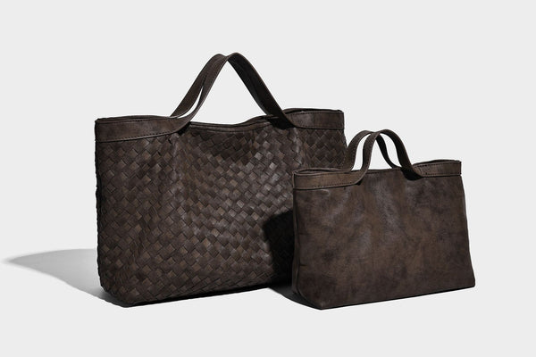 Große, formstabile Tote-Bag in Lederoptik mit gewebter Struktur und passender kleiner Tasche in Dunkelbraun, zwei Henkeln und verstellbarem