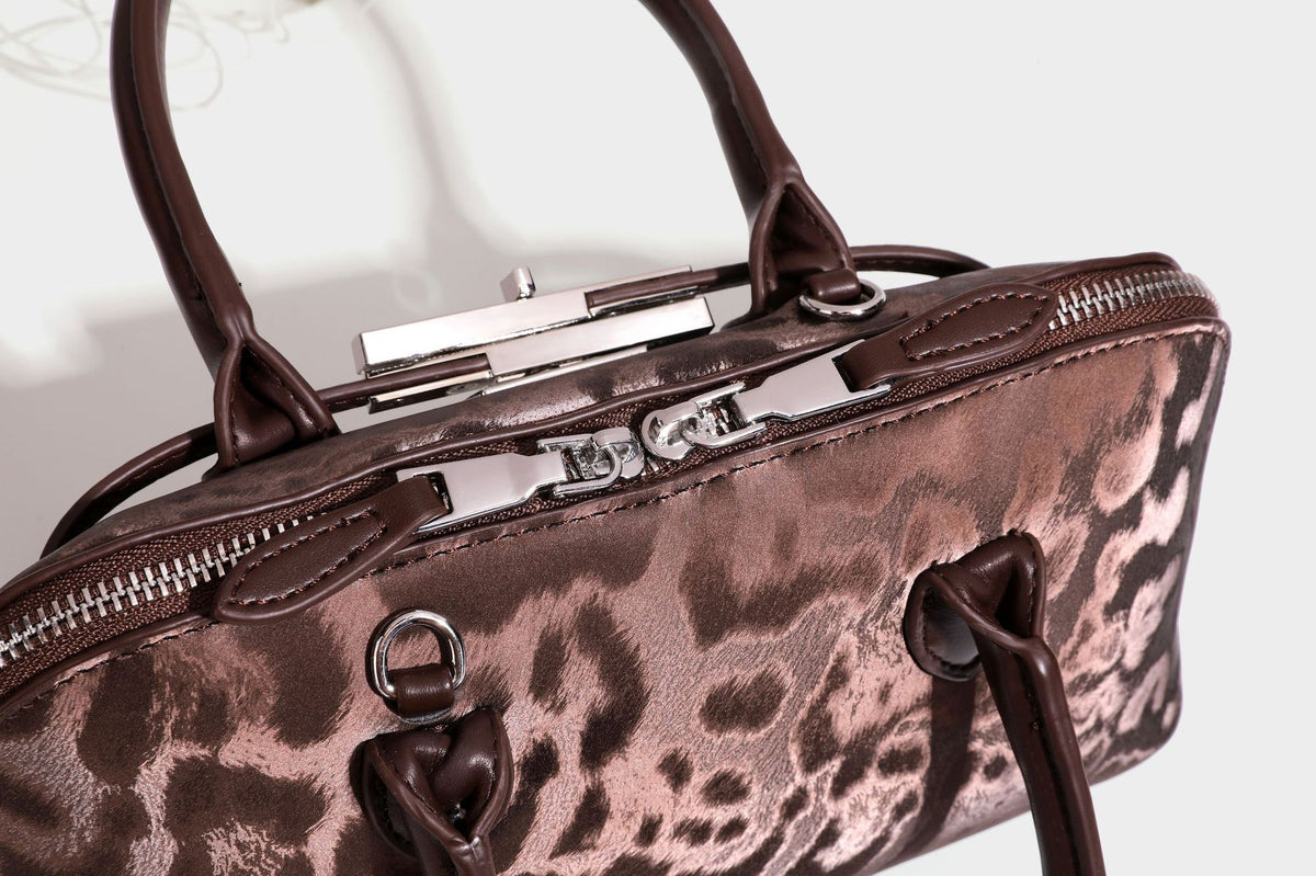 Strukturierte Henkeltasche mit tonal abgestimmtem Leopardenprint, Besatz in Lederoptik, gerollten Henkeln, vorderem Drehverschluss und