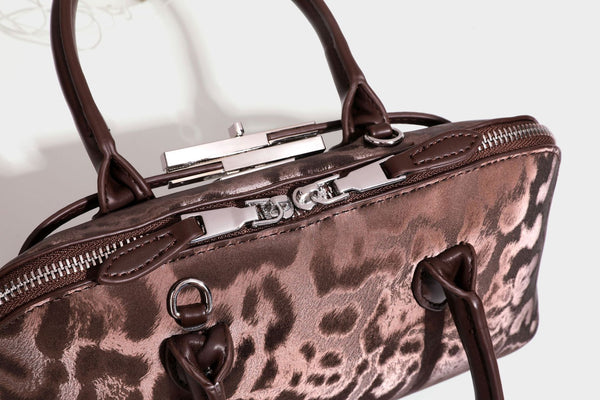 Strukturierte Henkeltasche mit tonal abgestimmtem Leopardenprint, Besatz in Lederoptik, gerollten Henkeln, vorderem Drehverschluss und