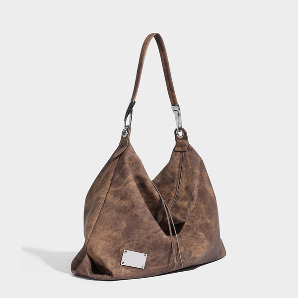 Große, lässig fallende Hobo-Schultertasche mit gewaschener, matter Struktur, Reißverschluss oben, silberfarbenen Beschlägen und langem, detail