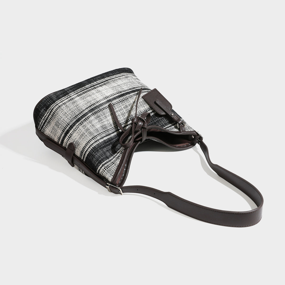 Schwarz-weiß karierte Hobo-Schultertasche aus gewebtem Material mit dunkelbrauner Einfassung in Lederoptik, Kordelzugverschluss und langem, verstellbarem