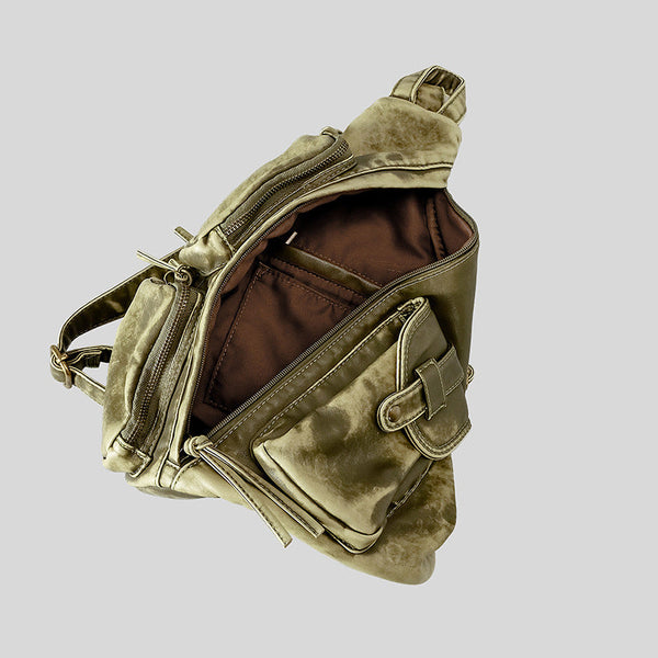 Dreieckiger Sling-Rucksack aus Used-PU in Oliv mit mehreren Reißverschlussfächern, Druckknopfklappe, Beschlägen in Goldoptik und