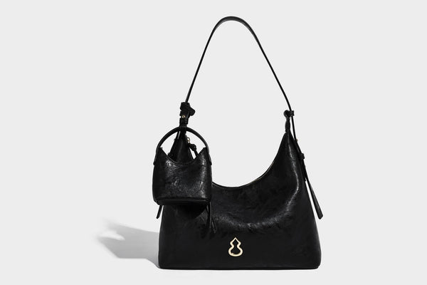 Glänzende Hobo-Schultertasche in Lederoptik mit abnehmbarem Mini-Etui und Logo-Beschlägen in Goldoptik, Detailansicht 24