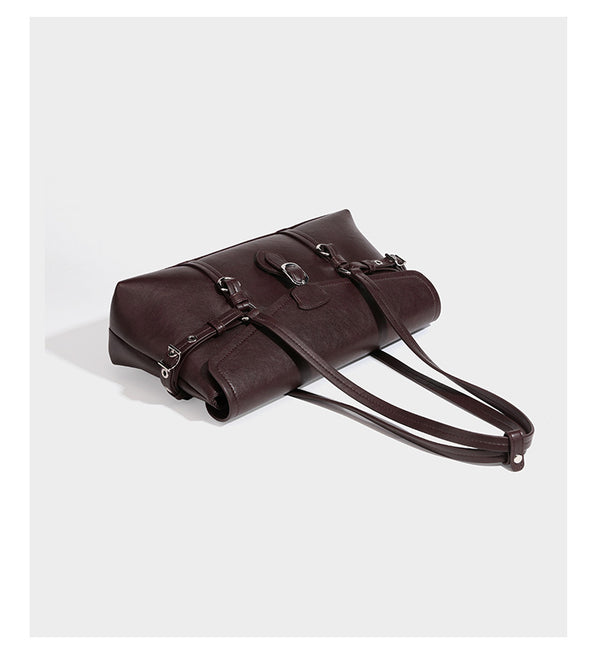 Strukturierte rechteckige Tote-Schultertasche mit Klappenverschluss, Schnallendetail auf der Vorderseite und silberfarbenen Ringbeschlägen in