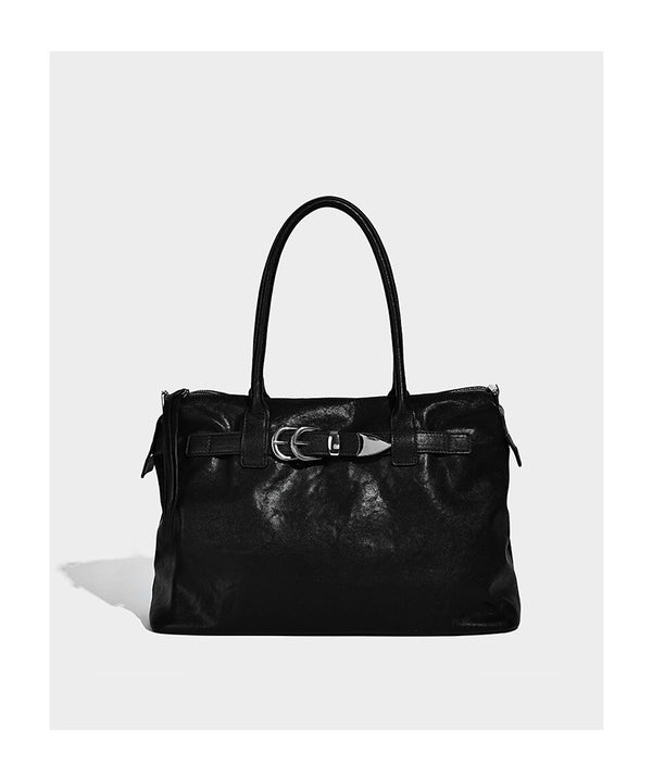 Glänzende, strukturierte schwarze Tote-Bag mit silberfarbenem Schnallenriemen, zwei Henkeln und abnehmbarem Schulterriemen, Detailansicht 8