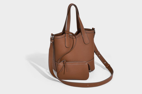 Formstabiler Shopper mit genarbter Oberfläche in Karamellbraun, zwei Henkeln, abnehmbarem Crossbody-Riemen und abnehmbarem Reißverschluss