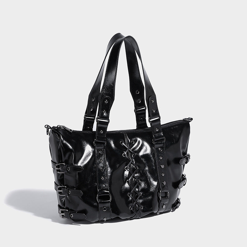 Glänzende Shopper-Tasche in Lederoptik mit geschnürtem Korsett-Element auf der Vorderseite, Nietenbeschlägen und seitlichen Riemen mit Schnallen, Detailansicht 4