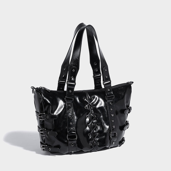 Glänzende Shopper-Tasche in Lederoptik mit geschnürtem Korsett-Element auf der Vorderseite, Nietenbeschlägen und seitlichen Riemen mit Schnallen, Detailansicht 4
