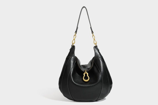 Lässige halbmondförmige Hobo-Schultertasche in Dunkelbraun mit goldfarbenem Ring und Kettenglied-Beschlägen sowie Reißverschluss oben, Detailansicht