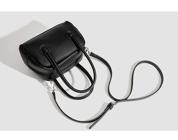 Mini-Boston-Tasche mit genarbtem Finish, zwei Henkeln, abnehmbarem und verstellbarem Crossbody-Riemen sowie silberfarbenen Beschlägen, Detailansicht