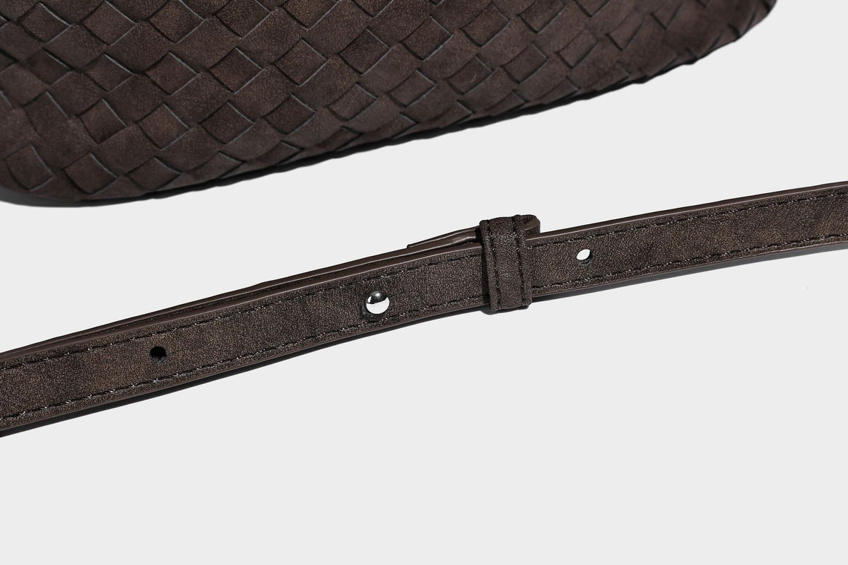 Lässig fallende Hobo-Schultertasche aus geflochtenem Material mit Korbgeflecht-Optik, angesetztem Mini-Täschchen vorne und verstellbarem Knotenträger, Detailansicht