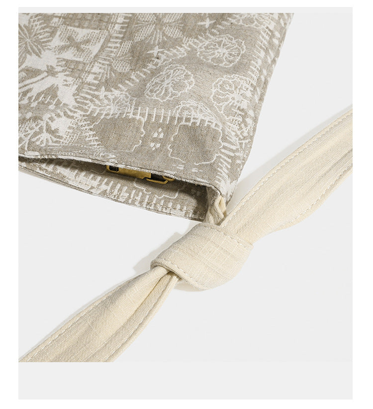 Weich fallende Hobo-Schultertasche aus Canvas mit botanischem Print, langem geknotetem Riemen und Reißverschluss oben, Detailansicht 20