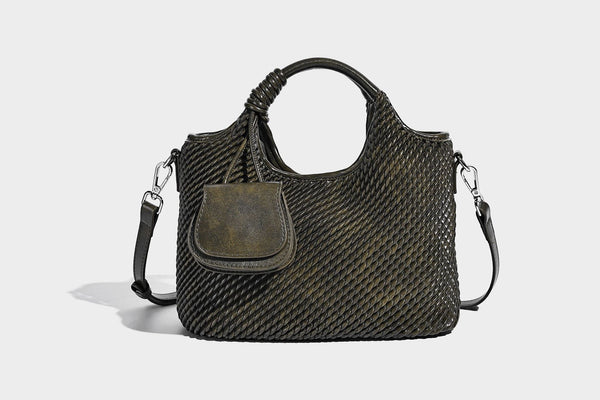 Strukturierte Beuteltasche mit Webstruktur, geknotetem Tragegriff, vorderer Klappentasche und abnehmbarem Crossbody-Riemen in Silberoptik