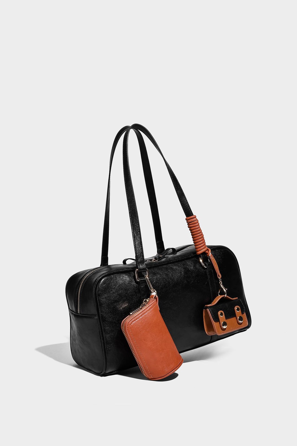 Strukturierte Boston-Schultertasche in glänzender Lederoptik mit zwei langen Trageriemen, Reißverschluss oben, goldfarbenen Beschlägen und zwei