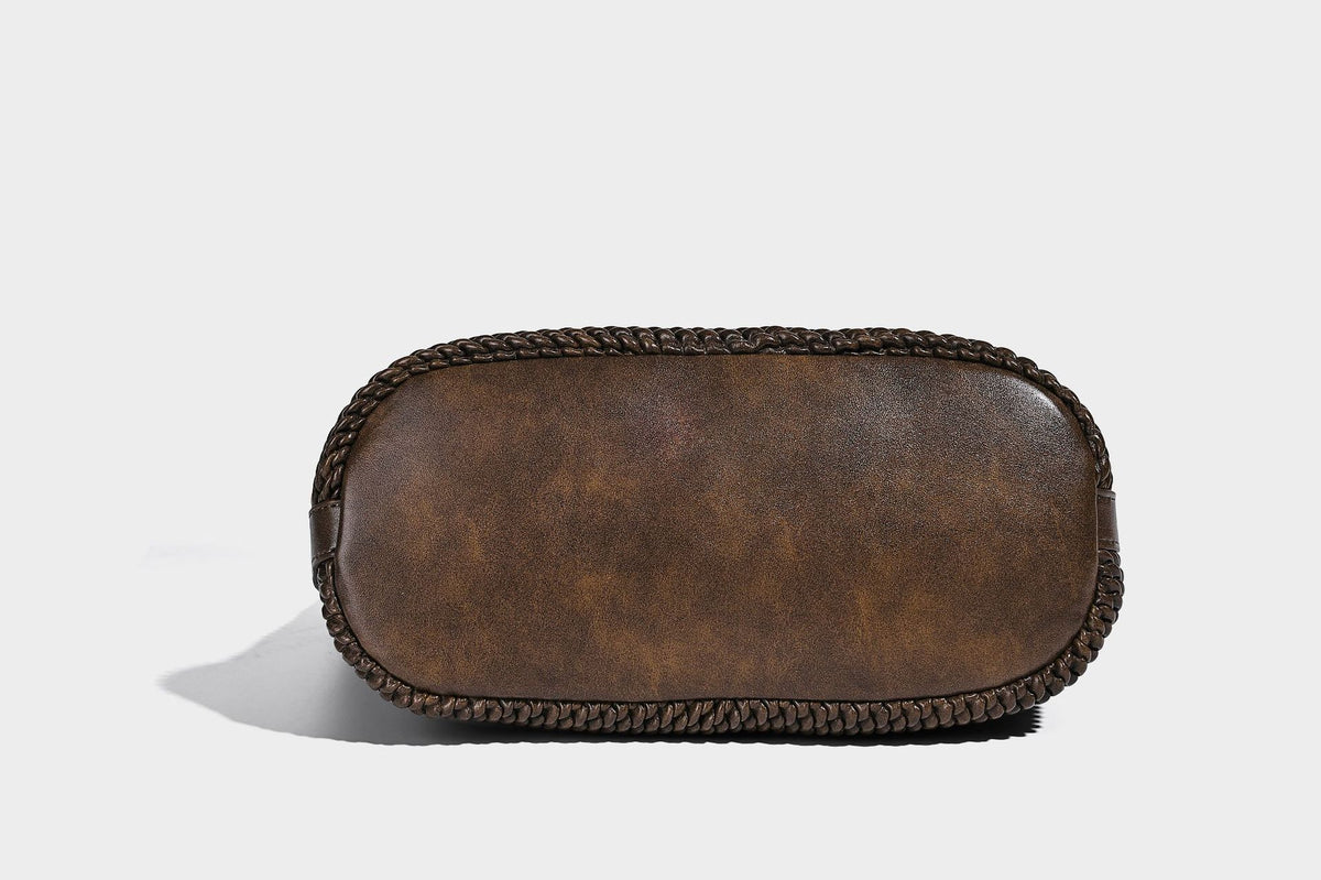Große, lässig fallende Hobo-Schultertasche in brauner Webstruktur mit kleiner Tasche mit Überschlag und schmalem geknotetem Riemen, Detailansicht 29