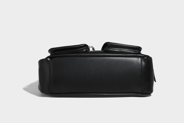 Lässig fallende Hobo-Schultertasche mit glänzender Lederoptik, vorderen Klappentaschen, Kettenapplikationen und silberfarbenen Nietbeschlägen