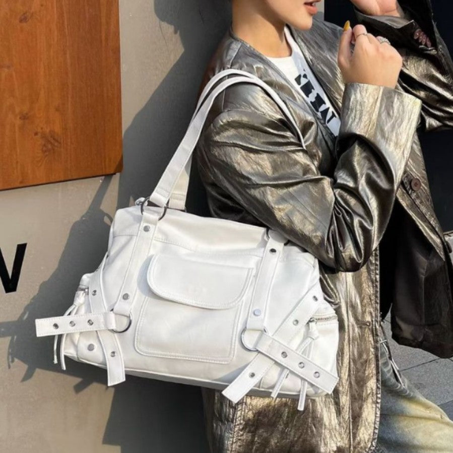 Große Schultertasche aus Used-Lederoptik mit silberfarbenen Nieten, Riemen mit Ösen, vorderer Überschlagtasche und zwei Henkeln oben