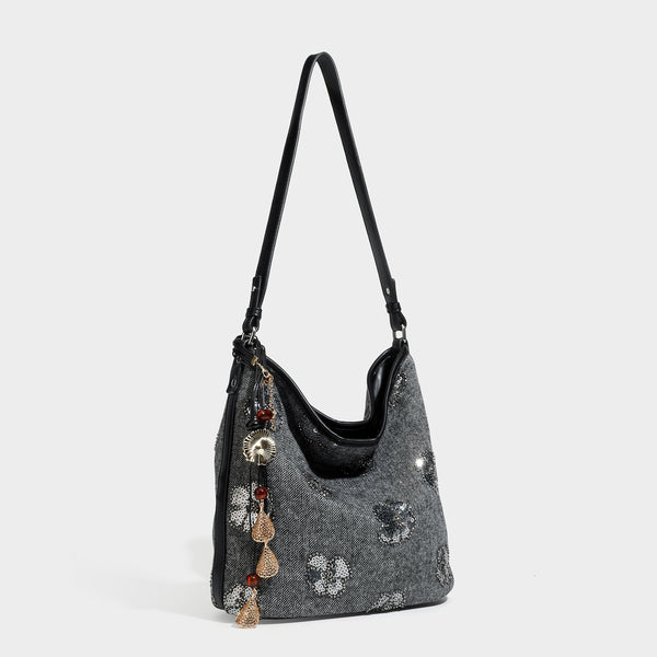 Lässig fallende Hobo-Schultertasche aus anthrazitfarbenem Webstoff mit floraler Stickerei aus silberfarbenen Pailletten, Besatz in schwarzer Lederoptik und lang