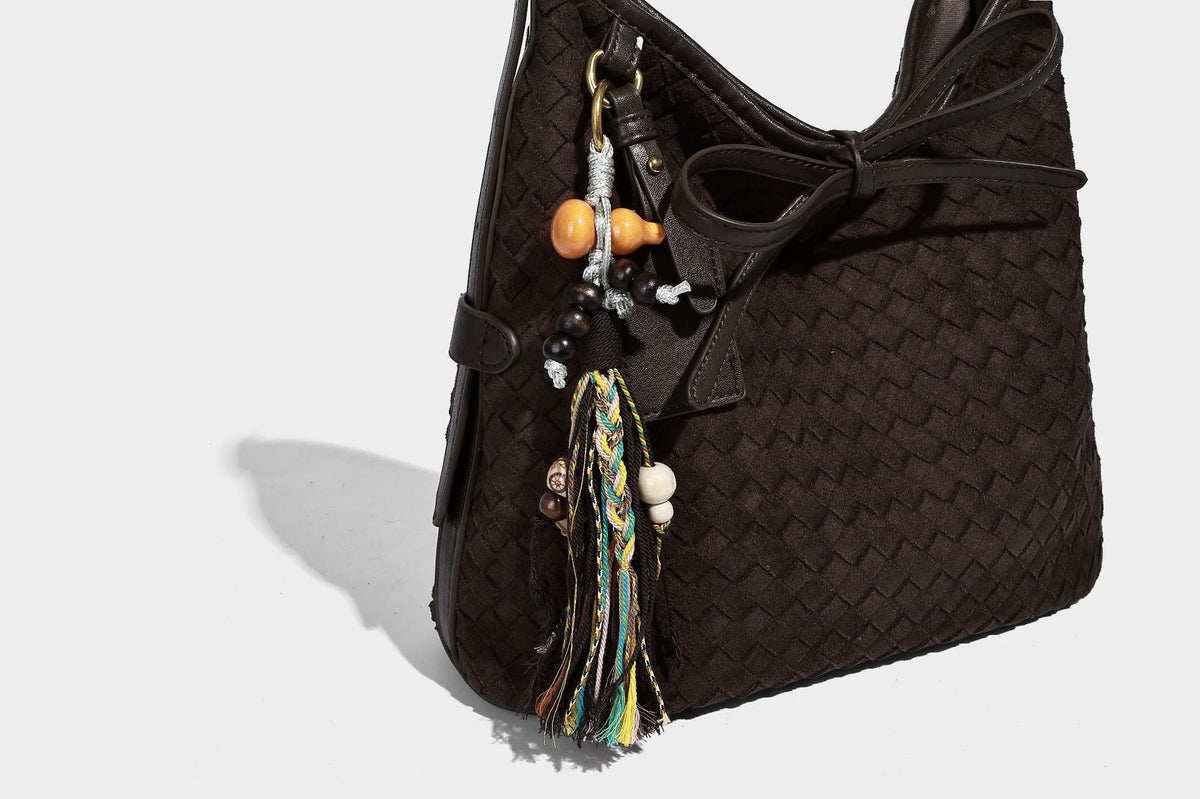 Dunkelbraune Beuteltasche mit Webstruktur, Knotenverschluss, Details in Goldoptik und verstellbarem Schulterriemen, Detailansicht 14