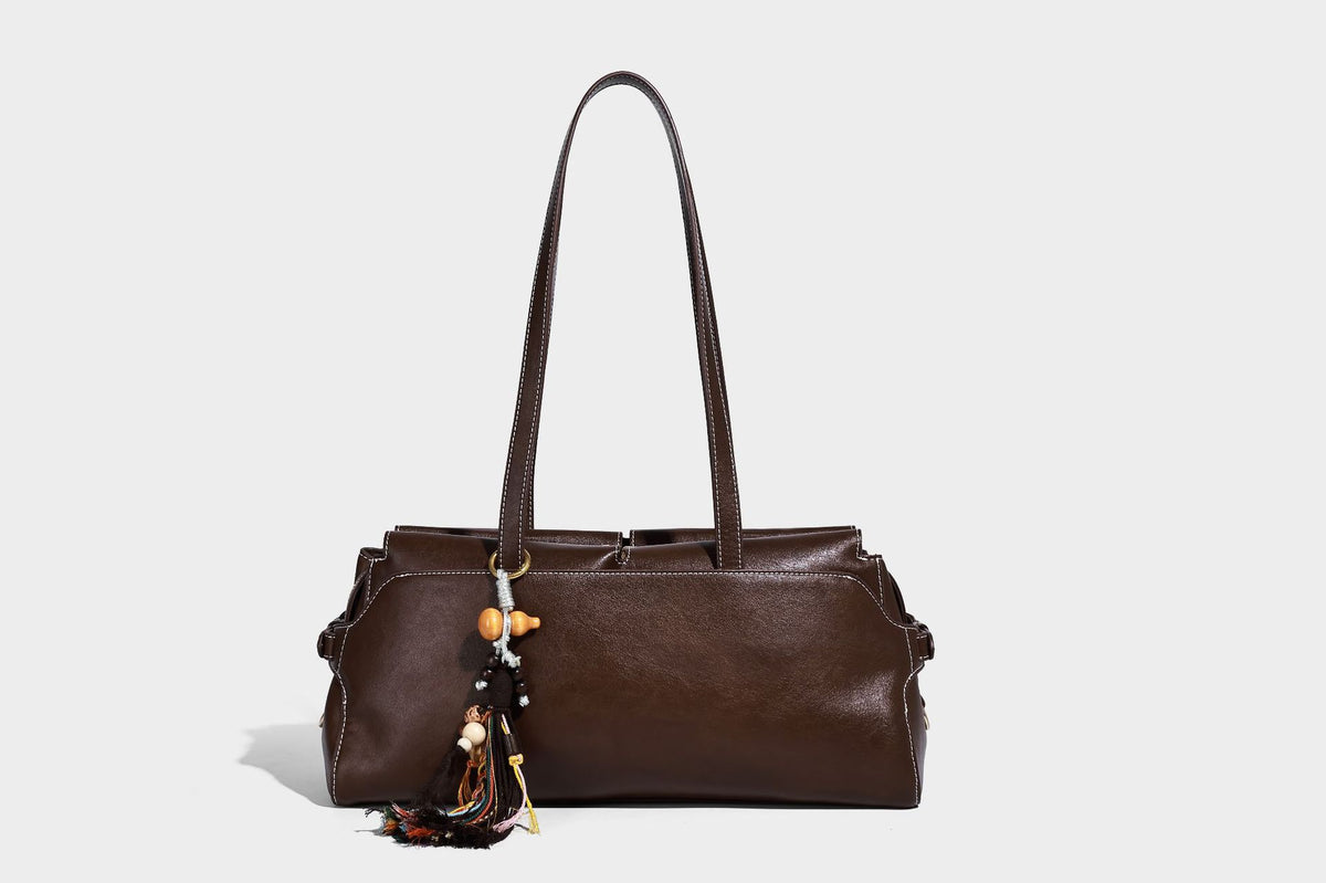 Strukturierte rechteckige Baguette-Schultertasche aus dunkelbraunem Material in glatter Lederoptik mit zwei Riemen und Reißverschluss oben