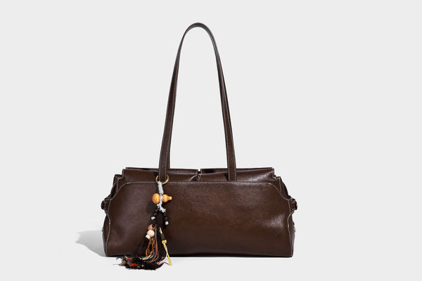 Strukturierte rechteckige Baguette-Schultertasche aus dunkelbraunem Material in glatter Lederoptik mit zwei Riemen und Reißverschluss oben